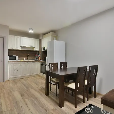 Urban Retreat In The Heart Of וארנה