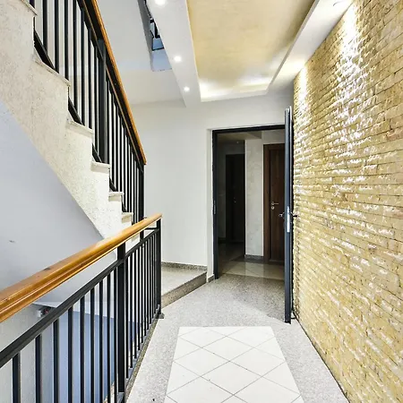 Urban Retreat In The Heart Of דירה